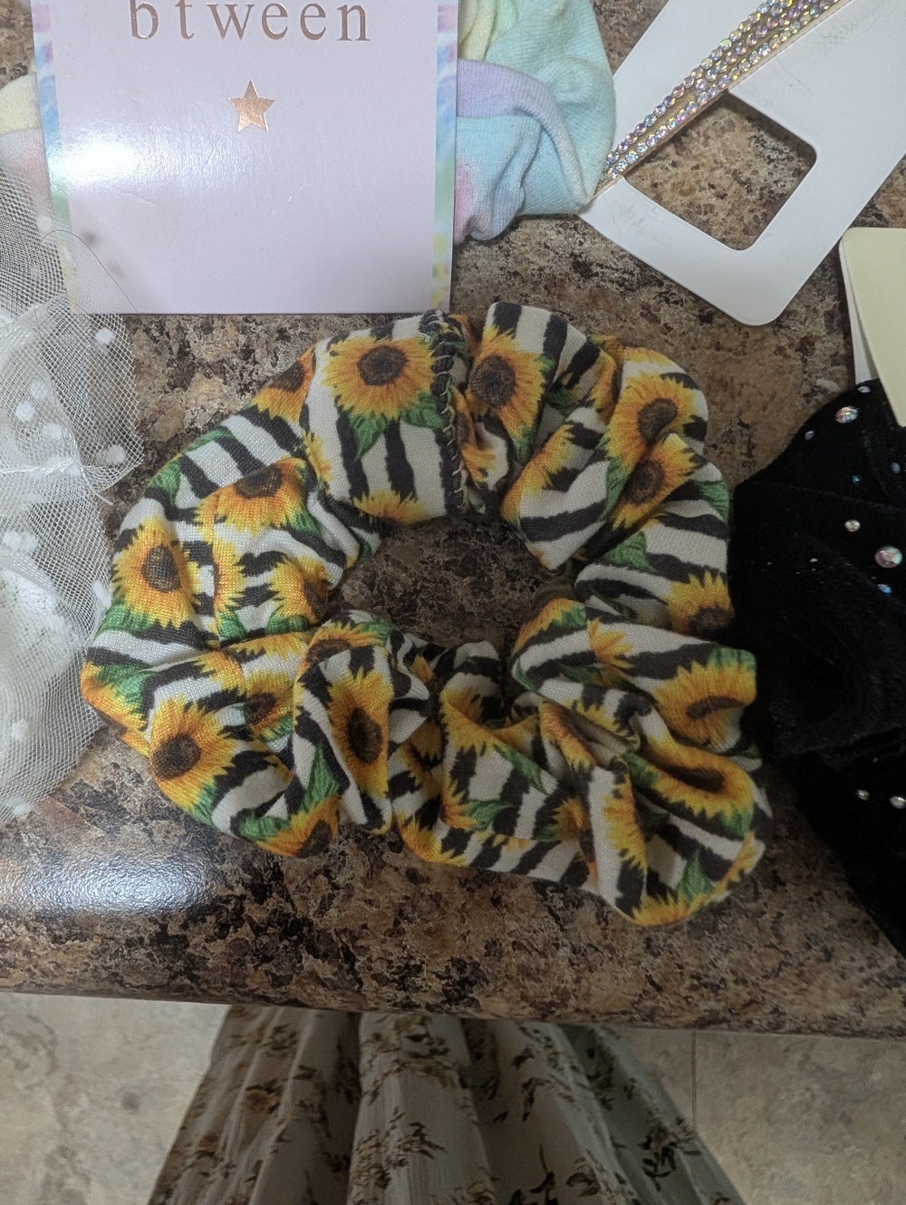 Hair Accessory Lot - Picture 3 of 9